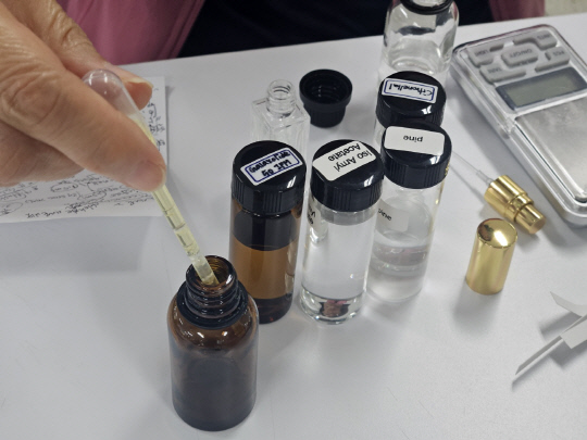 도봉아카데미 조향전문가 과정 교육생들이 향료를 활용한 조향 실습을 진향하고 있다. [성신여대 제공]